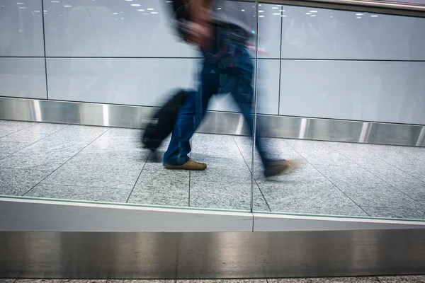 Młoda kobieta z bagażem na międzynarodowym lotnisku — Zdjęcie stockowe