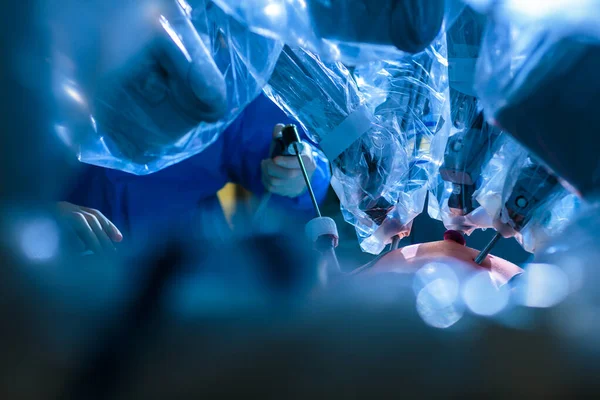 Zespół chirurgów wykonujących operację na pacjencie w szpitalu — Zdjęcie stockowe