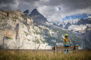 Güzel, bir Via Ferrata üzerinde kadın tırmanıcı 