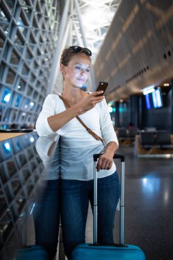 Uluslararası bir havaalanında bagajları ile genç kadın