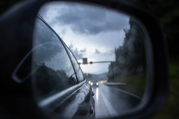 Bilar på en motorväg vid en regnig skymning — Stockfoto