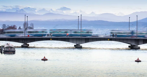 Zürich, Schweiz - Blick auf den Limmatfluss — Stockfoto