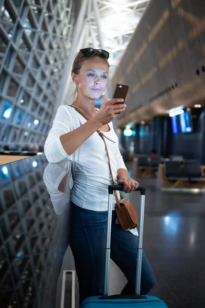 Giovane donna con i suoi bagagli in un aeroporto internazionale — Foto Stock