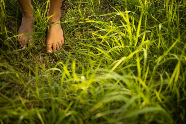 Mujer joven descalza en pradera verde — Foto de Stock