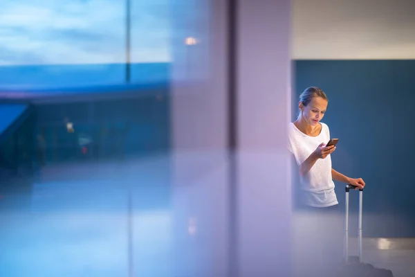 Jonge vrouw met haar bagage op een internationale luchthaven, voor — Stockfoto