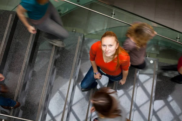 Vid Universitetet Högskolan Studenter Rusar Upp Och Ner Upptagen Trappa — Stockfoto