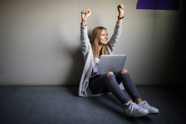 Όμορφη Νεαρή Γυναίκα Laptop Της Χαρούμενη Για Ένα Επίτευγμα Μελέτης — Φωτογραφία Αρχείου