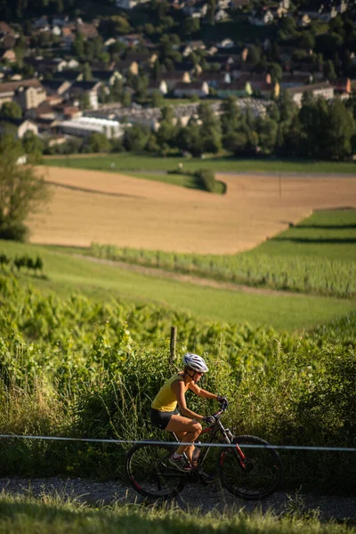 Pretty Young Woman Biking Mountain Bike Enjoying Healthy Active Lifestyle — Stock Photo, Image