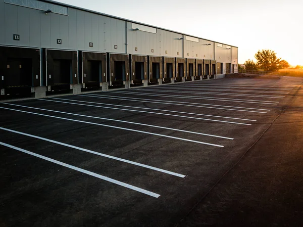 Armazém Exterior Com Rampas Carregamento Ranhuras Para Caminhões Para Estacionar — Fotografia de Stock