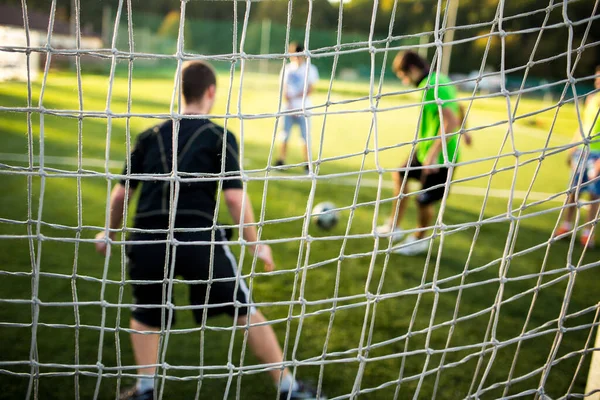 Fotbalové Hřiště Hráči Hrají Fotbal Syntetické Trávě Hřiště — Stock fotografie