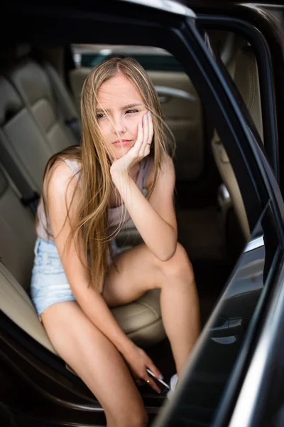 Скучная Девочка Подросток Ждет Своих Родителей Машине — стоковое фото