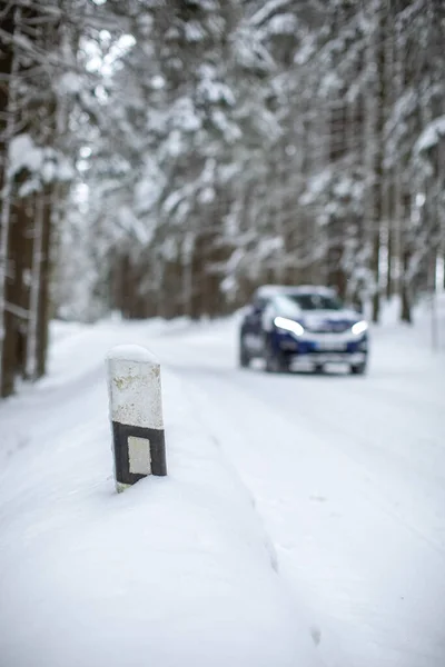 Αυτοκίνητο Ένα Χιονισμένο Δρόμο Χειμώνα Μέσα Στα Δάση Χρησιμοποιώντας Τέσσερις — Φωτογραφία Αρχείου