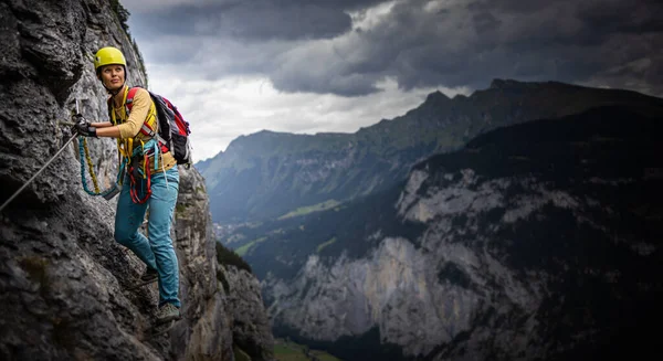 Młody Męski Alpinista Trasie Ferrata Wspinaczka Skałę Alpach Szwajcarskich — Zdjęcie stockowe