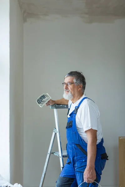 Hombre Mayor Pintando Una Habitación Apartamento Alquiler Con Cubo Pintura — Foto de Stock