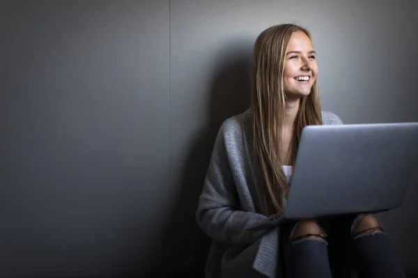 Söt Ung Kvinna Med Sin Bärbara Dator Studerar För Examen — Stockfoto