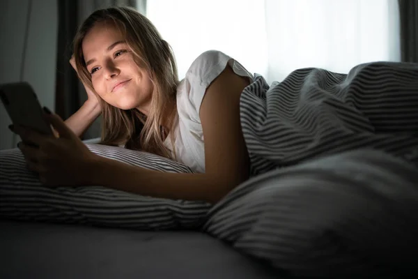 Mulher Bonita Jovem Usando Seu Telefone Inteligente Cama Smartphone Cama — Fotografia de Stock