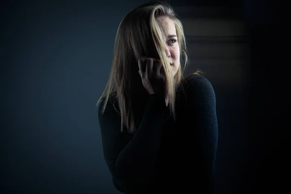 Jonge Vrouw Die Lijdt Aan Een Ernstige Maag Pijn Depressie — Stockfoto