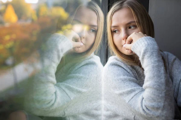 Jeune Femme Déprimée Anxieuse Assise Près Une Grande Fenêtre Sentant — Photo