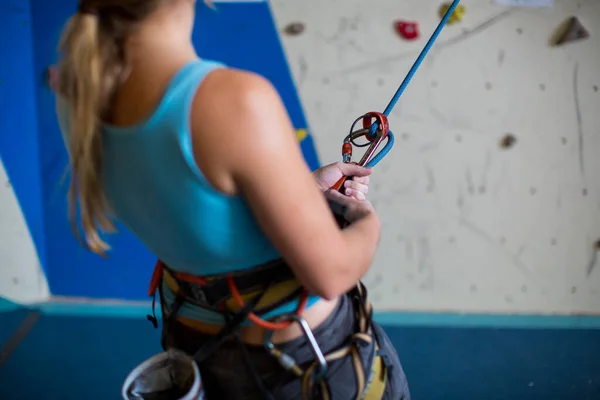 Persone Che Scalano Palestra Arrampicata Indoor — Foto Stock