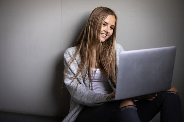 Όμορφη Νεαρή Γυναίκα Laptop Της Που Σπουδάζει Για Εξετάσεις Εργασία — Φωτογραφία Αρχείου