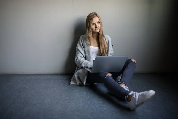 Söt Ung Kvinna Med Sin Bärbara Dator Studerar För Examen — Stockfoto