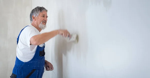 Hombre Mayor Pintando Una Habitación Apartamento Alquiler Con Cubo Pintura — Foto de Stock