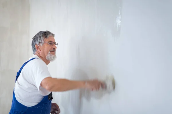 Hombre Mayor Pintando Una Habitación Apartamento Alquiler Con Cubo Pintura — Foto de Stock