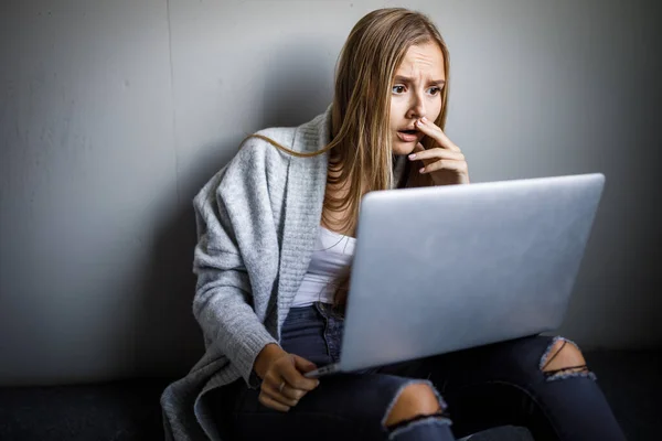 Mooie Jonge Vrouw Met Haar Laptop Studeren Voor Een Examen — Stockfoto