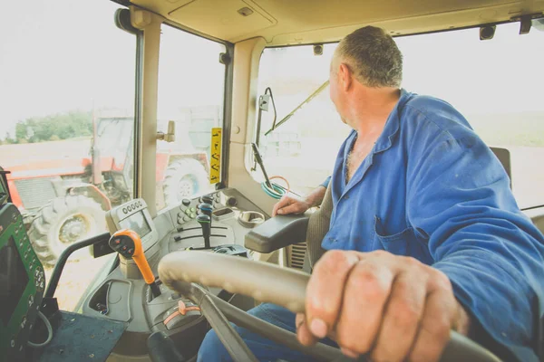 Traktor Pracuje Farmě Moderní Zemědělská Doprava Zemědělci Pracující Oboru Traktor — Stock fotografie