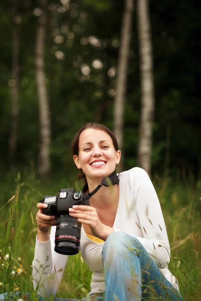 屋外で一眼レフカメラを持つかなり若い女性 写真を撮る 写真についての詳細を学ぶ楽しみを持っている — ストック写真