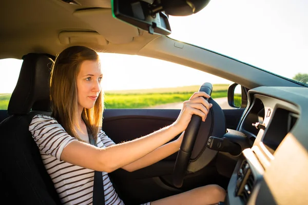 Pretty Young Woman Roadside Her Car Has Broken Inspecting Engine — Stock Photo, Image