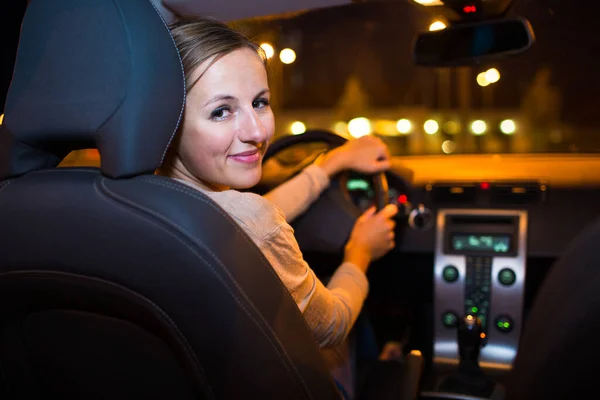 Jolie Jeune Femme Conduisant Nouvelle Voiture — Photo