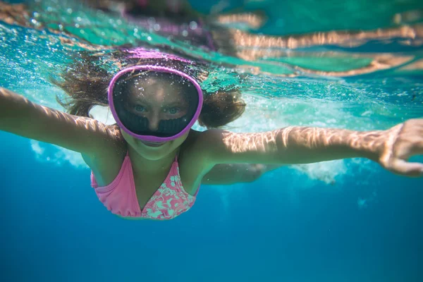 Küçük Kız Denizin Altında Yüzüyor Yazın Tadını Çıkarıyor — Stok fotoğraf