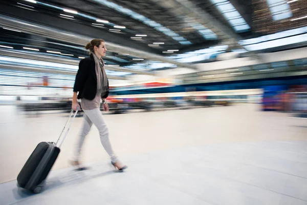 Mooie Jonge Vrouwelijke Passagier Luchthaven Ondiepe Dof Kleur Afgezwakt Beeld — Stockfoto
