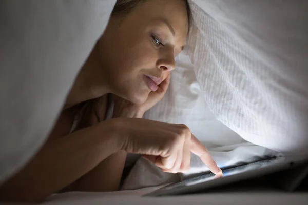 Mujer Bastante Joven Usando Una Tableta Cama — Foto de Stock