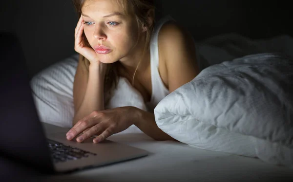 Mulher Bonita Jovem Usando Seu Computador Portátil Cama Cor Tonificada — Fotografia de Stock