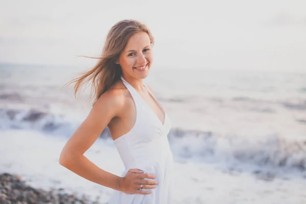 Jonge Vrouw Het Strand Genieten Van Een Warme Zomeravond — Stockfoto