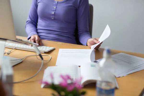 Handen Van Een Jonge Vrouw Die Kantoor Aan Een Computer — Stockfoto