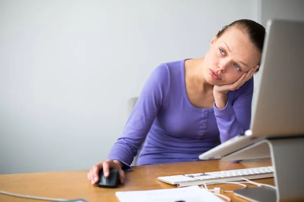 Lavorare Troppo Duramente Giovane Donna Che Lavora Computer Ufficio Avendo — Foto Stock