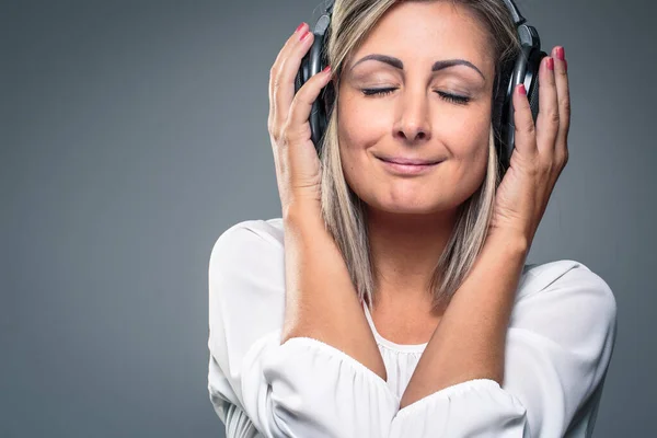 Guapa Joven Mujer Escuchando Música Favorita Auriculares Alta Fidelidad Bailando —  Fotos de Stock