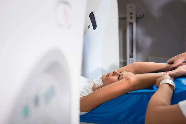 漂亮的年轻女子正在一家现代化医院接受电脑轴线断层扫描 彩色调光图像 浅色Dof — 图库照片