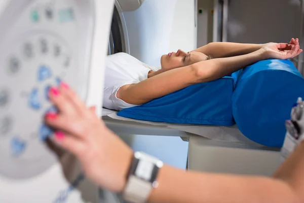 漂亮的年轻女子正在一家现代化医院接受电脑轴线断层扫描 彩色调光图像 浅色Dof — 图库照片