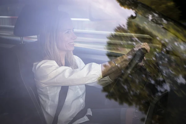 Mooie Vrouw Van Middelbare Leeftijd Aan Het Stuur Van Haar — Stockfoto