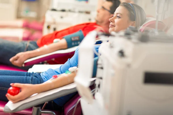 Giovane Donna Che Dona Sangue Ospedale Moderno Immagine Colorata — Foto Stock