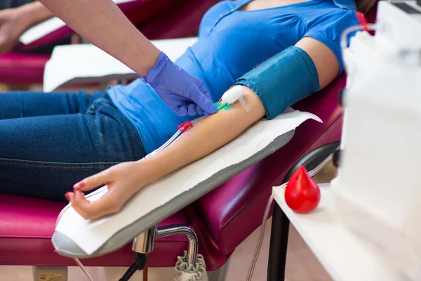 Mujer Joven Donando Sangre Hospital Moderno Imagen Tonificada Color — Foto de Stock