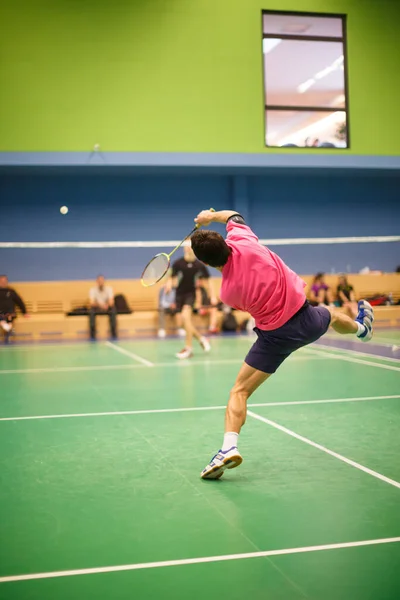 Hızlı Tempolu Badminton Rallisinin Ortasında Erkek Badminton Oyuncusu — Stok fotoğraf