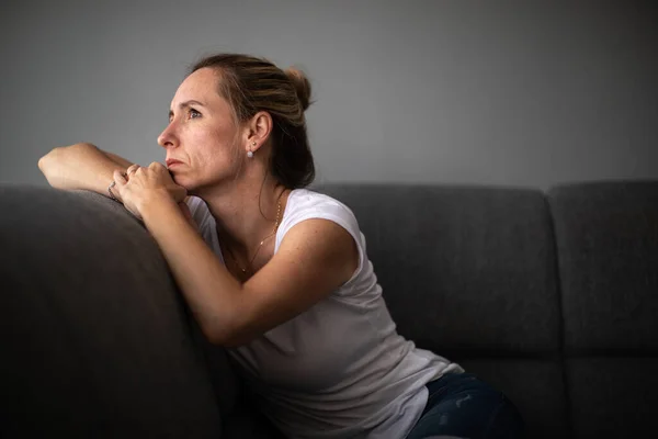 Depresivní Žena Středního Věku Doma Pocit Smutku Osamělosti Úzkosti Barevný — Stock fotografie