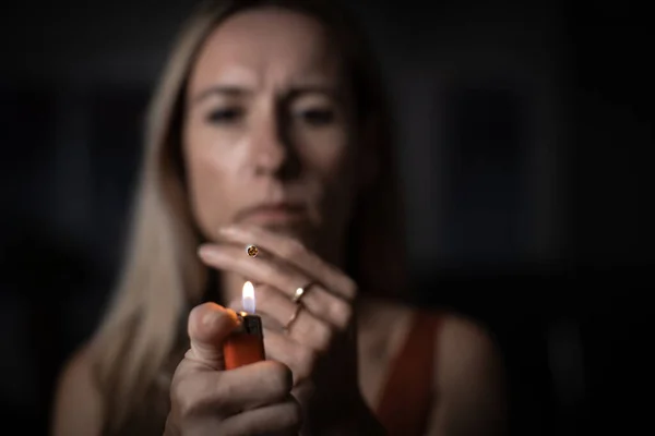 Kobieta Średnim Wieku Zapalająca Papierosa Domu Dostająca Dzienną Dawkę Nikotyny — Zdjęcie stockowe
