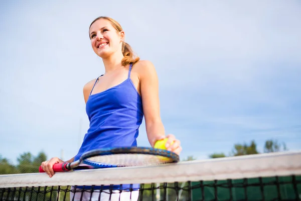 Porträt Einer Hübschen Jungen Tennisspielerin Auf Einem Platz Einem Schönen — Stockfoto