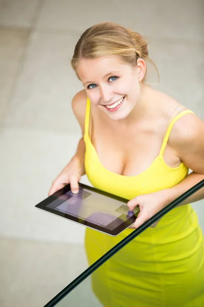 Nette Weibliche Studentin Mit Tablet Computer Der Bibliothek Auf Dem — Stockfoto